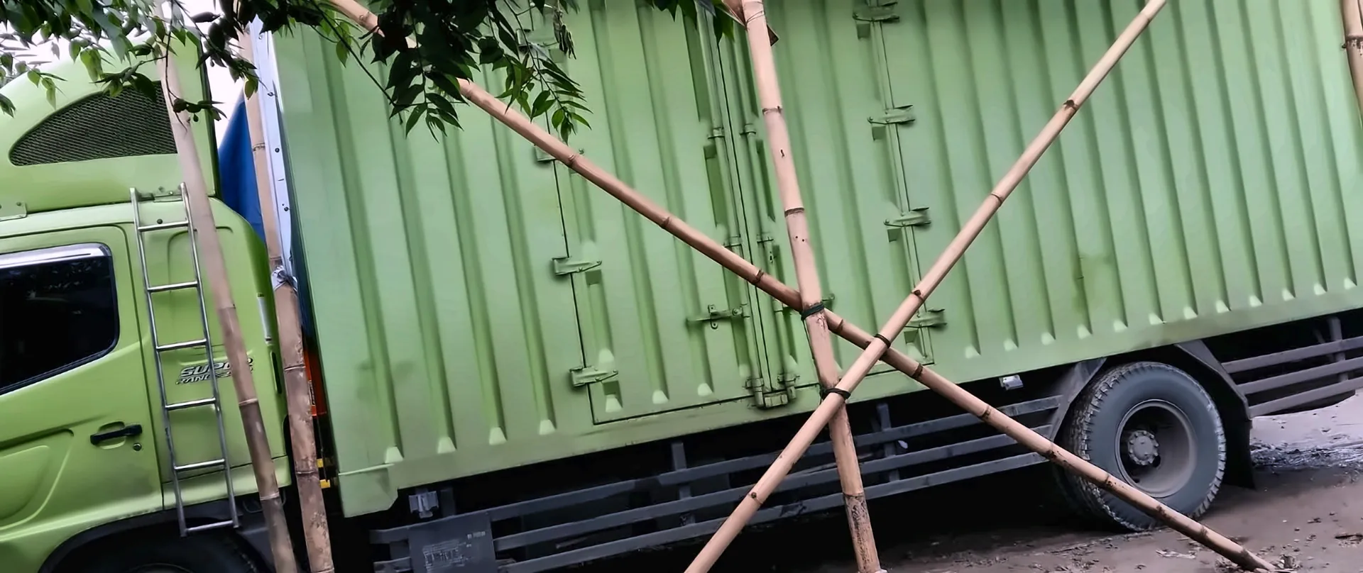 Truk box hijau terparkir